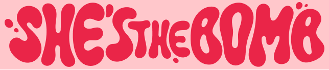 Rode She's the Bomb logo liggend op roze achtergrond