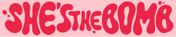 Rode She's the Bomb logo liggend op roze achtergrond
